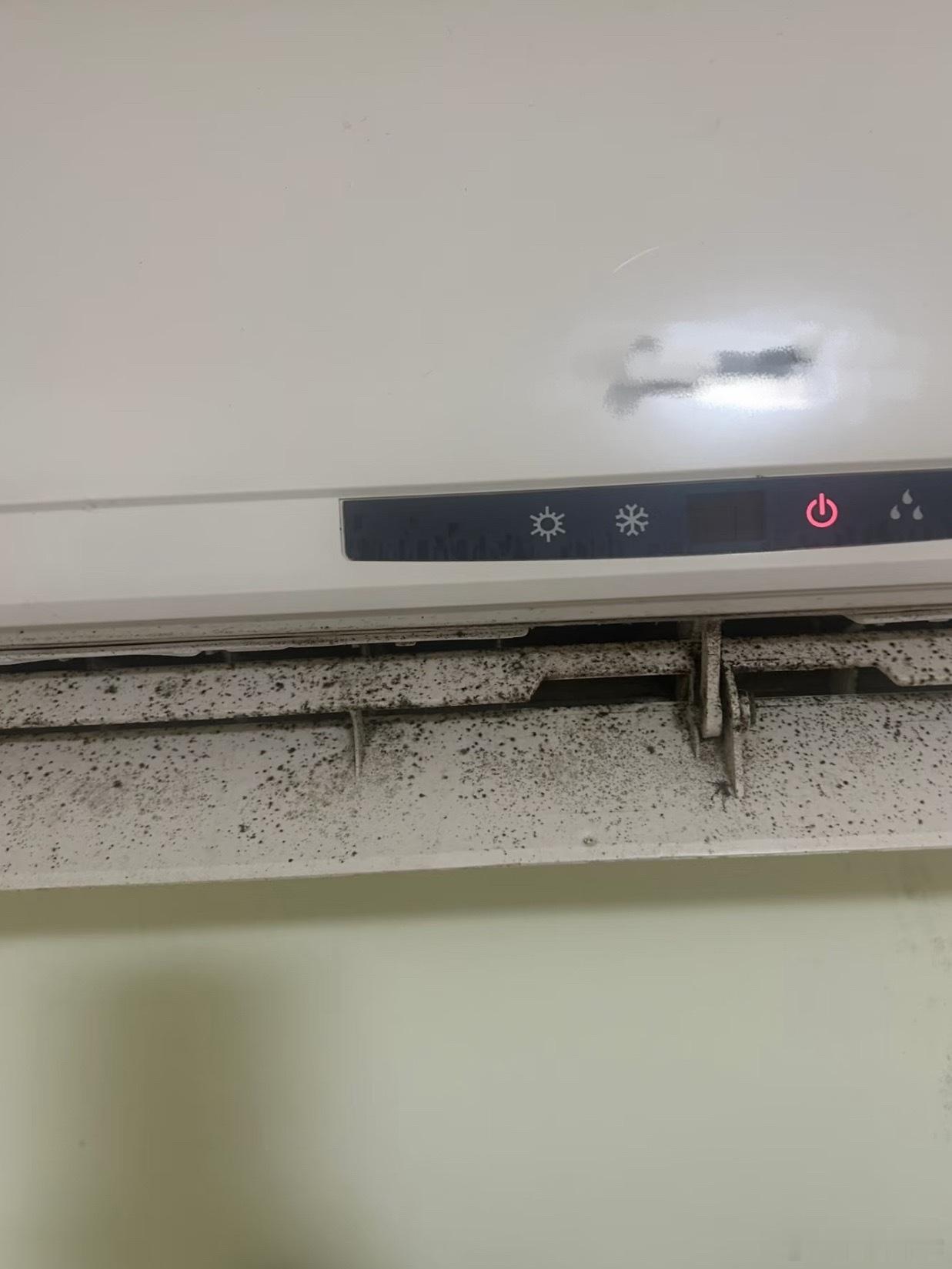 同一个原因的问题发生了第二次。年初的时候跟朋友去长沙玩，民宿的空调发霉了，出风口