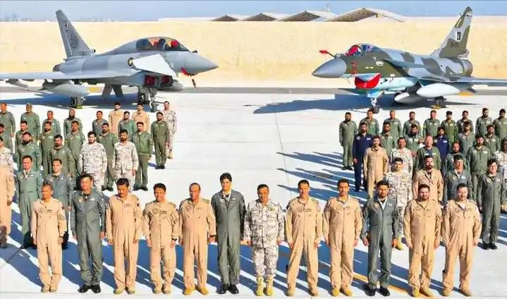 巴基斯坦飞行员曾经有个私下说法：中国战机是 "穷人的 F-16"，凑合能用，但真