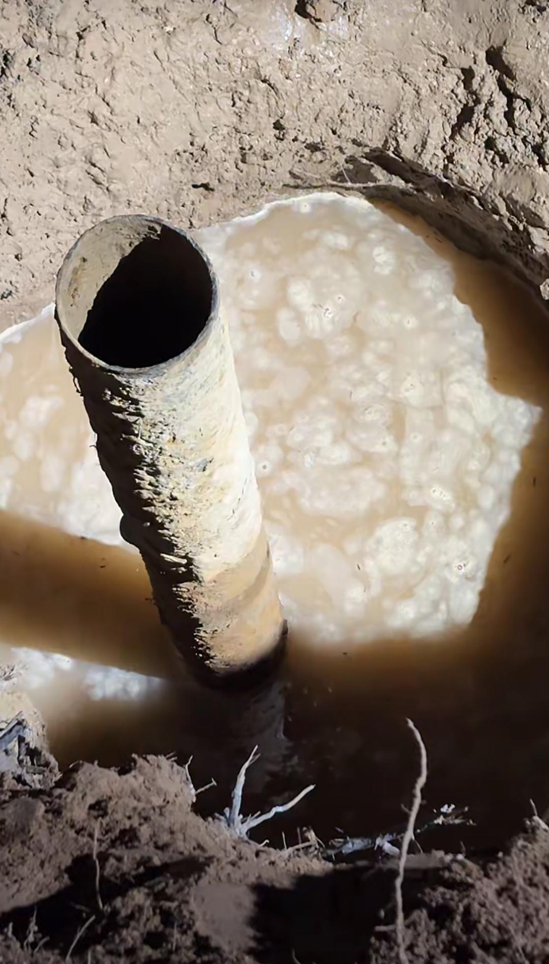 贾鲁河的又一个暖泉，
算是让主播们给挖出来了，
可惜的是，
目前泉水压力不够，不