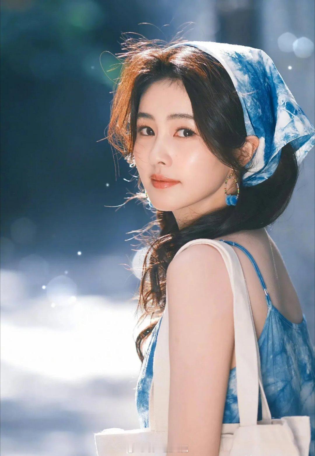 白鹿扎染裙好清新，融入大自然了，邻居女孩的亲切感#白鹿扎染裙# ​​​