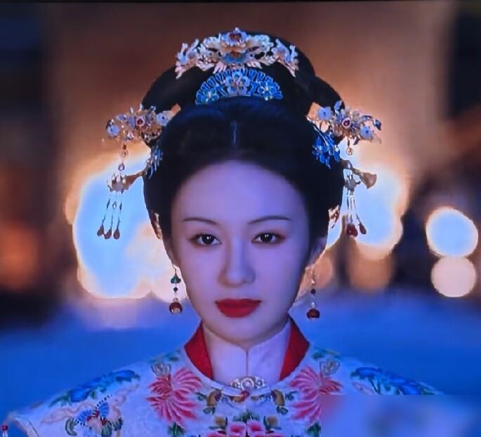 越看越不对劲，这衣服有问题。

杜翠雀这身装扮，最值得琢磨的不是堆了多少富贵，而