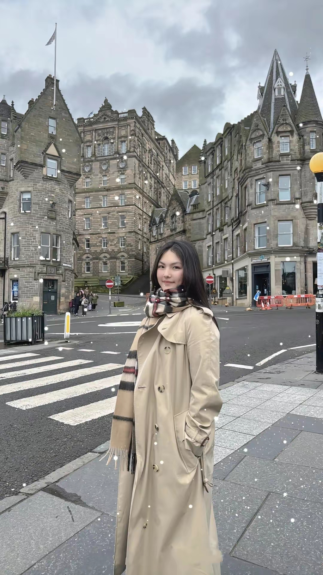 #李湘王岳伦陪王诗龄看展#近日，李湘和王岳伦一起去英国，陪伴女儿王诗龄看画展。王