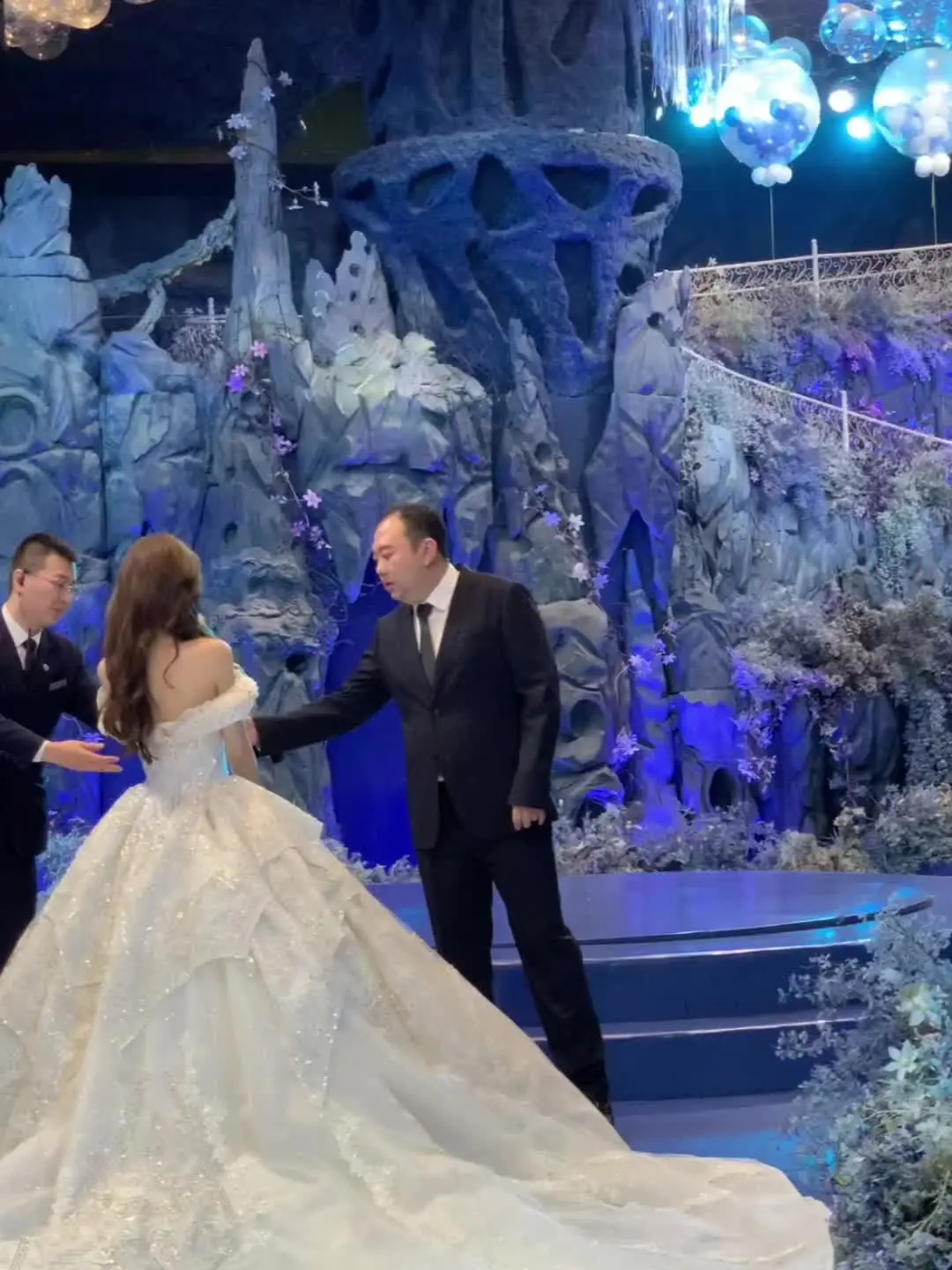 她脾气古怪 有时候包容有时候必须要忍耐