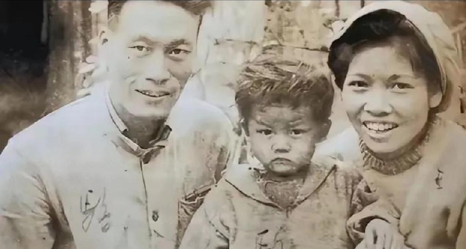 1937年4月，
长白山脚下，
一个稚嫩的声音在寂静中响起。
年仅5岁的小金子紧