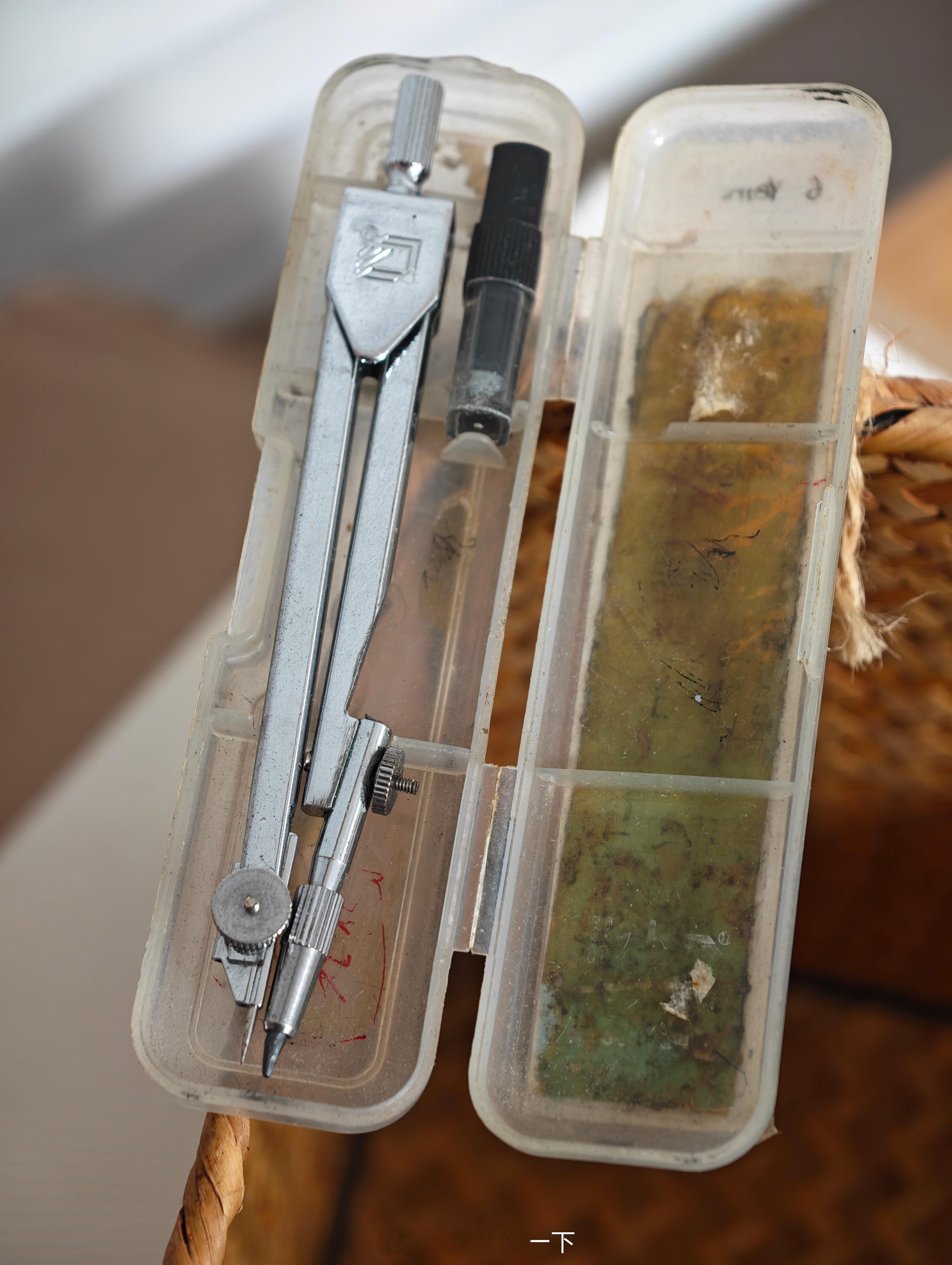 翻到了我初中买的圆规，到现在也没生锈，质量还真是好呢