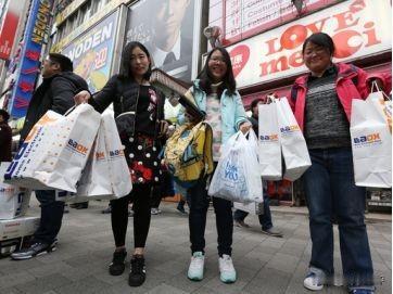 日本一边对68个国家和地区开启免签，一边对我国签证费、离境费、永驻费疯狂涨价，一