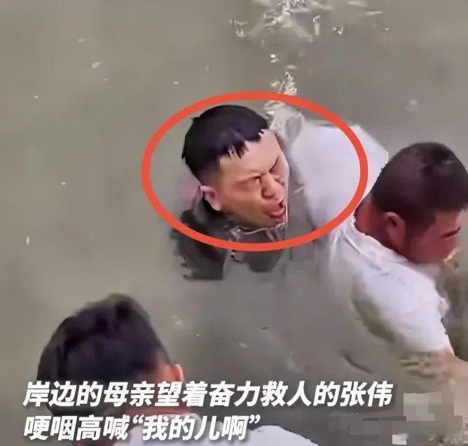 我是军人啊难道不该以命换命吗跪母救人的张伟一句话让人泪目！世界上只有中国军人才是