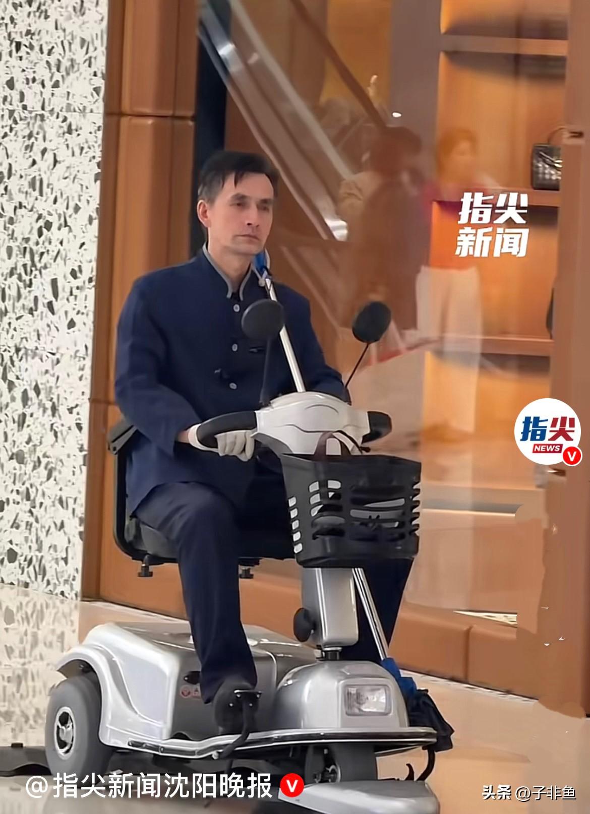 近日，辽宁沈阳某商场，一位保洁大叔意外爆火刷屏，路过的顾客几乎没人能忍住不回头多