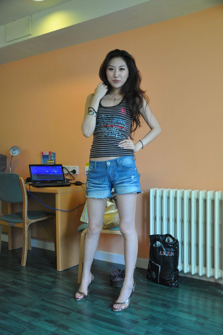 晒图笔记大赛黑棕条纹无袖背心搭做旧牛仔短裤，配银色细高跟，是休闲中透着精致的轻熟