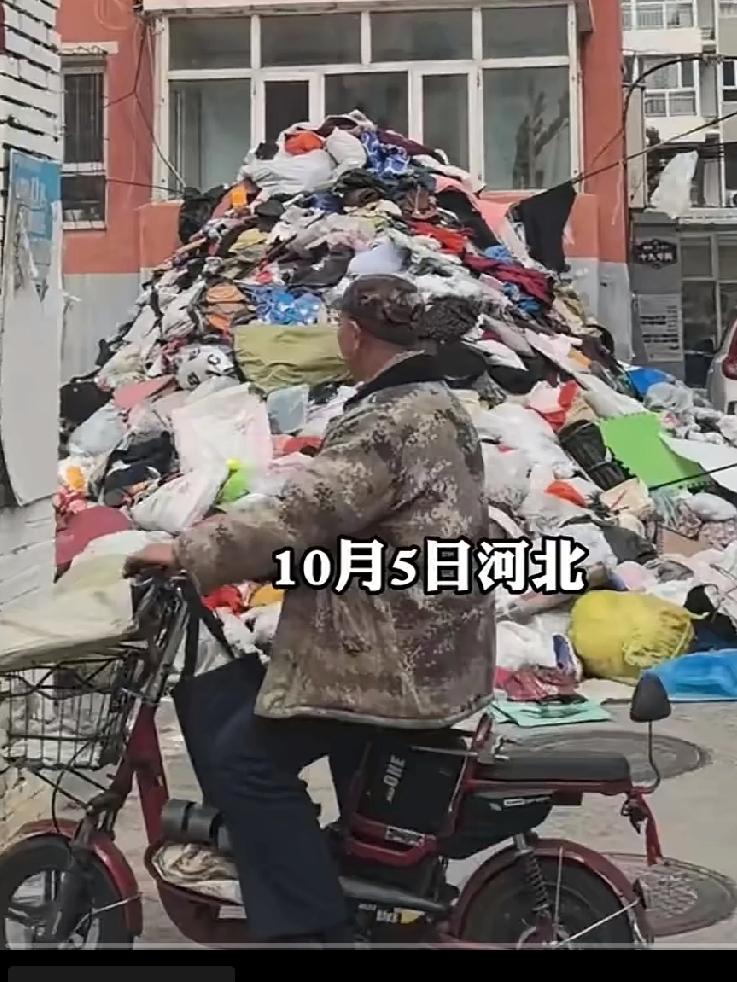 老人在家堆垃圾惹女婿不满，60多平方米的房间已经堆到了房顶，垃圾车来三趟都没拉完