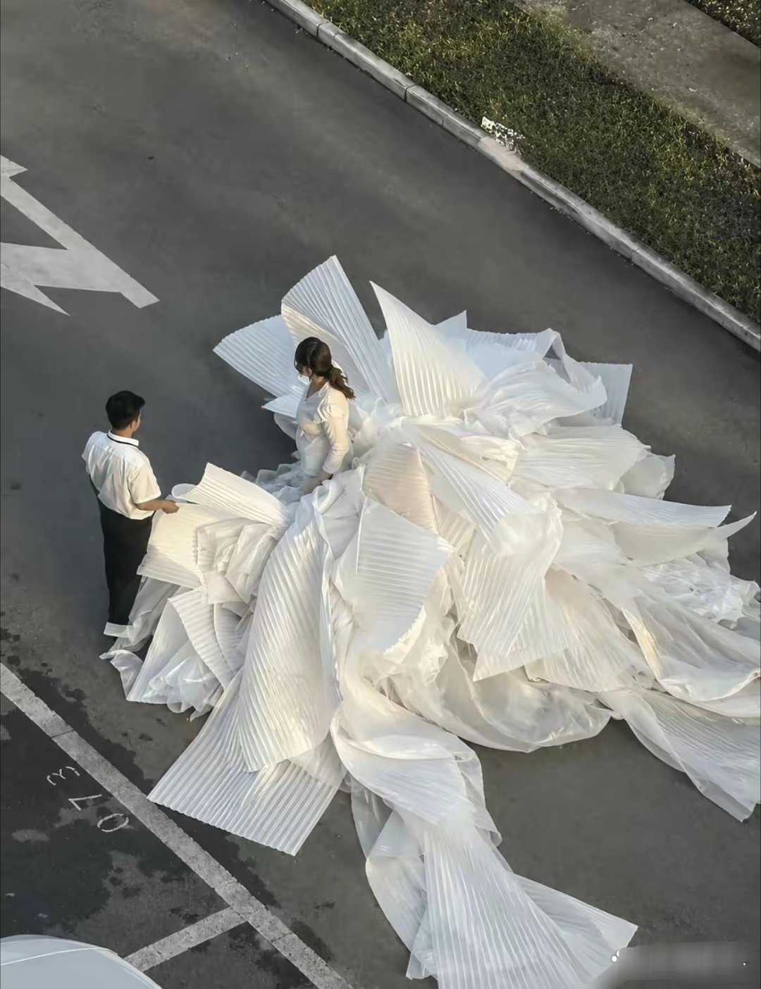 不点开看还以为是婚纱 