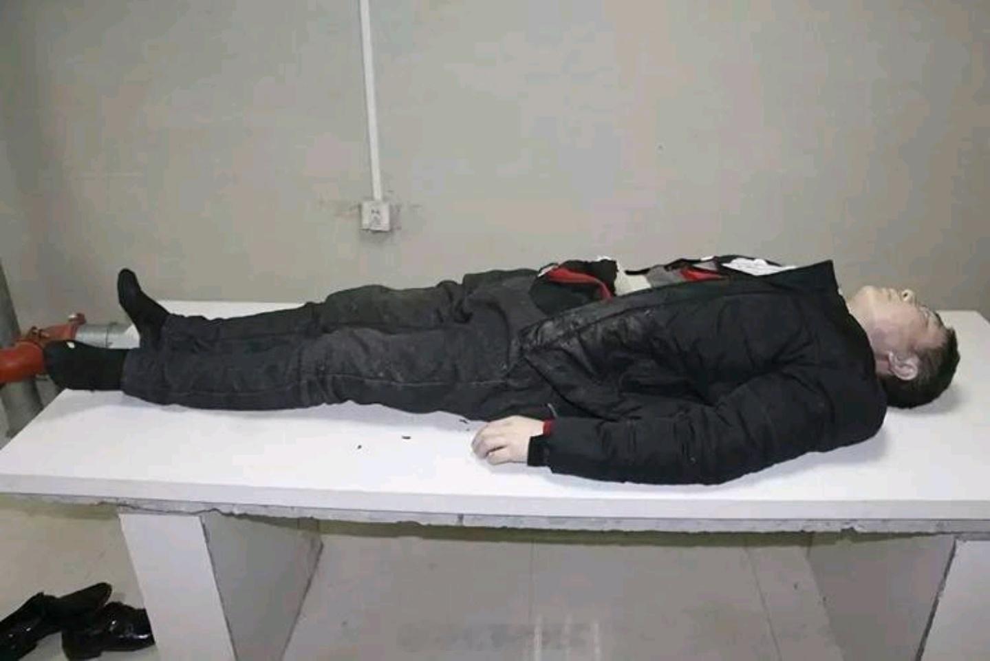 男子拼酒一口闷数杯白酒后身亡这基本就是自残行为了，短时间摄入大量酒精导致急性酒精