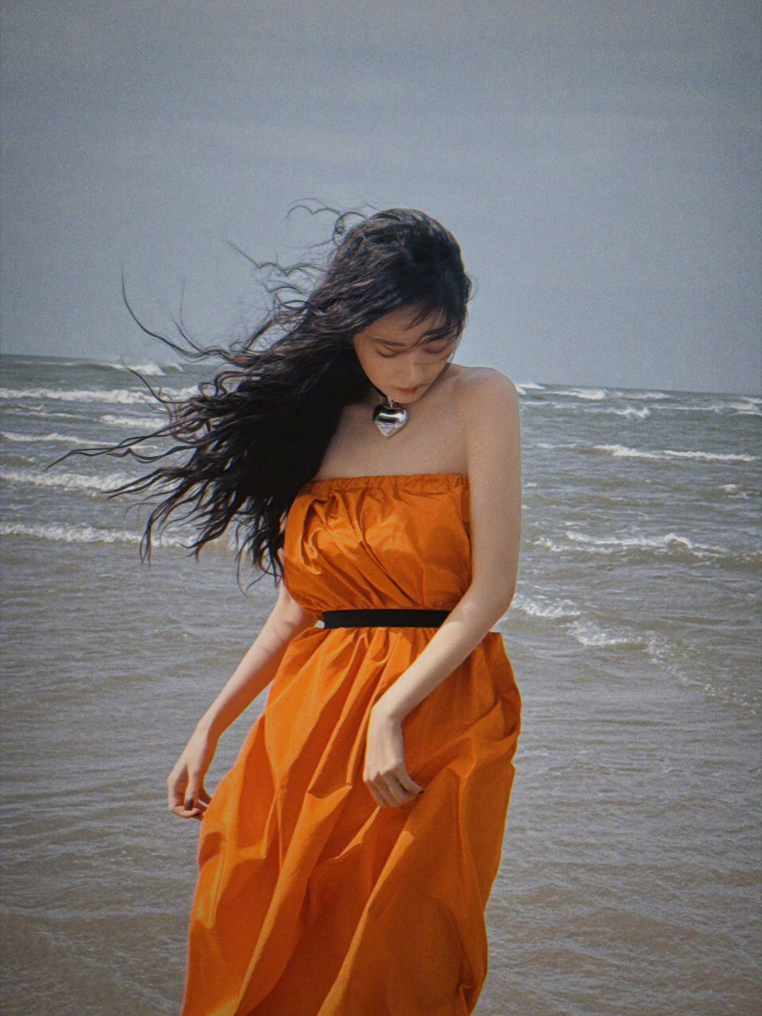 杨幂登上VOGUE开年刊封面，海边女骑士主题大片张力十足。海浪翻涌的背景里，她身