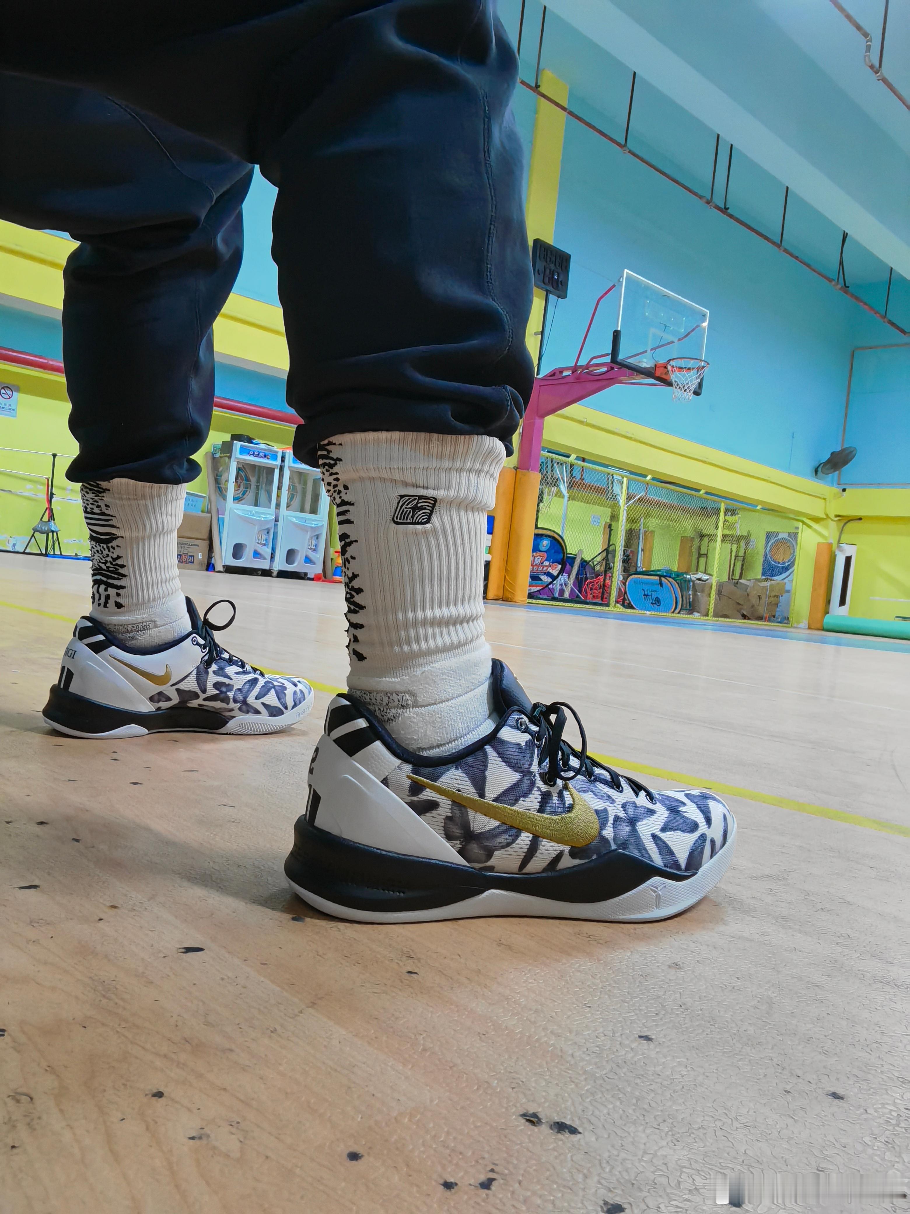 打了两周，确实不错KB8感觉比后作(9代)好不少啊<优点> 实话实说各项细节都做