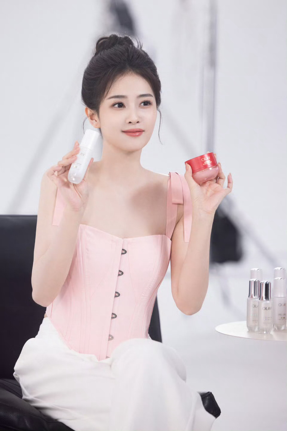 白鹿两分钟美貌白鹿五一绝美新物料上线✨OLAY宣传片氛围感拉满每一帧都是颜值暴击