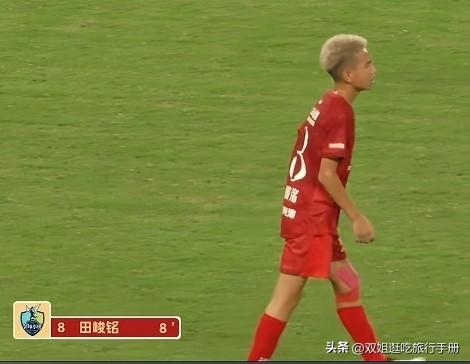 小将红队打入第一个球田峻铭是队长。
田峻铭是青岛人5岁开始练球，他身披8号球衣，