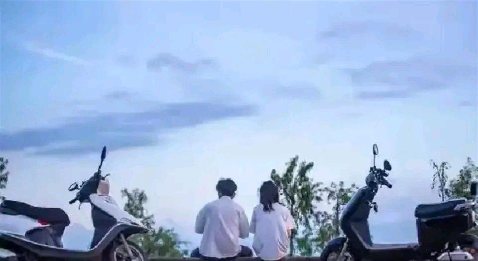 暧昧这玩意儿，就像一颗糖，甜得让人上瘾，却又带着一丝苦涩。男女之间一旦有了暧昧关