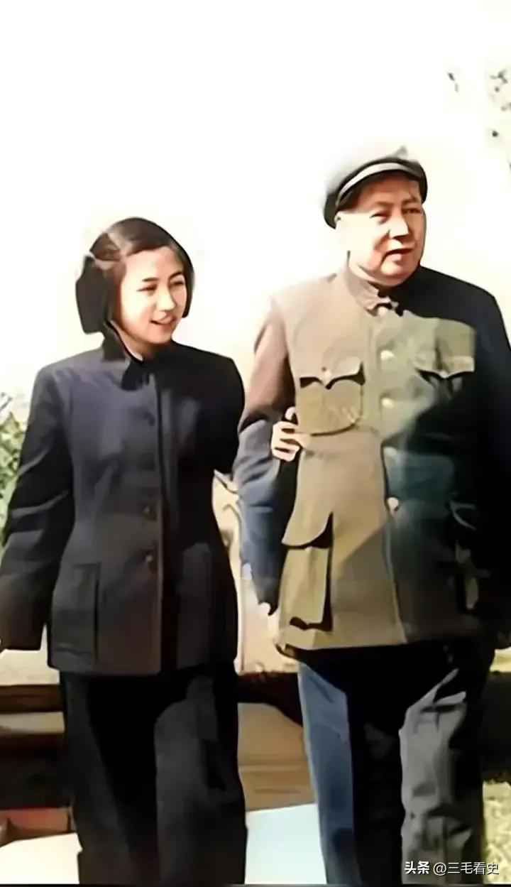 [微风]1968年，有一天，毛主席突然发现大家对李讷非常尊敬，士兵看见李讷，还向