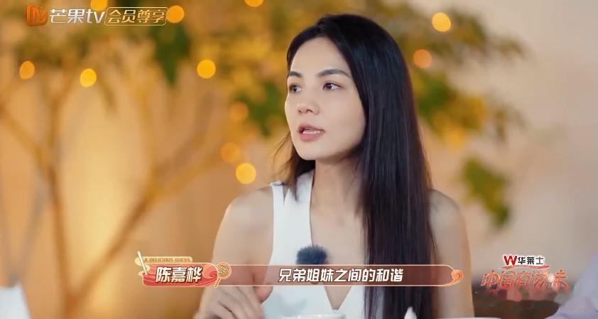 她‘心’好大啊~

吃饭间隙，大家聊到家人，ella说：她是家里几个孩子经济条件