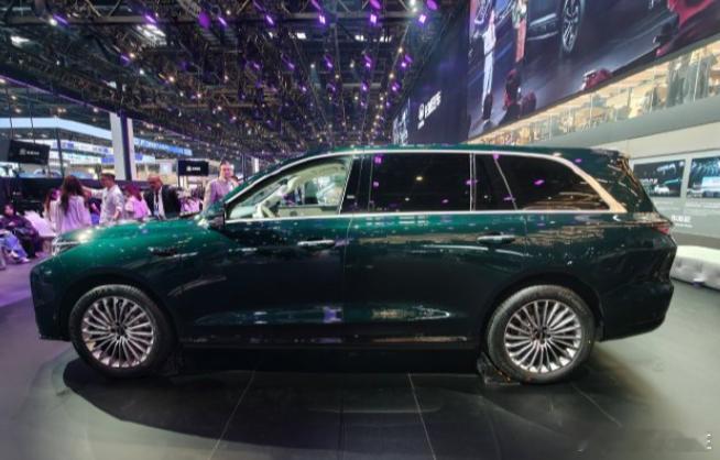 基于归元S平台打造的 魏牌V9X ，作为品牌定位的AI豪华六座旗舰，一出场就凭越