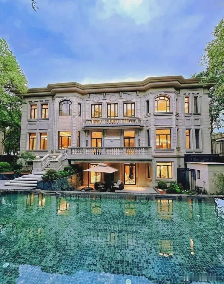 白冰曾晒上海数百平别墅豪宅  白冰上海豪宅大到可骑车兜圈白冰偷税911.18万，