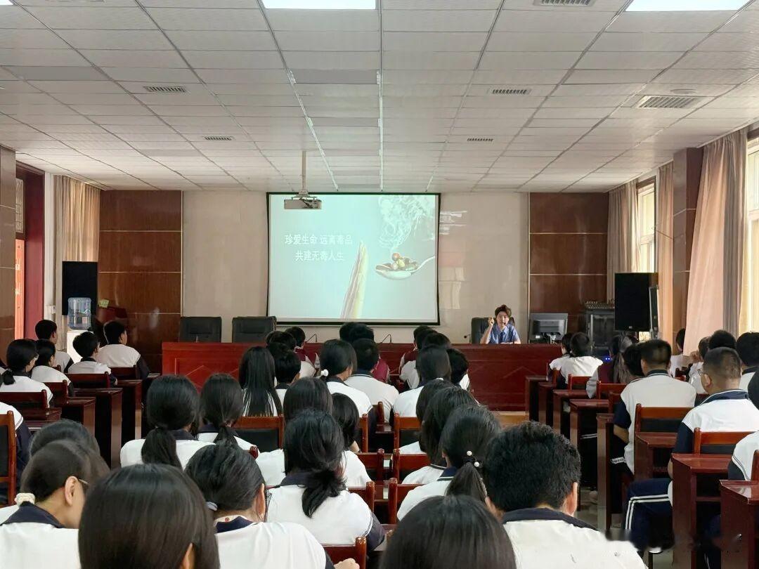 在“6.26”国际禁毒日来临之际，汉中市汉台区人民检察院走进汉中市第九中学，开展