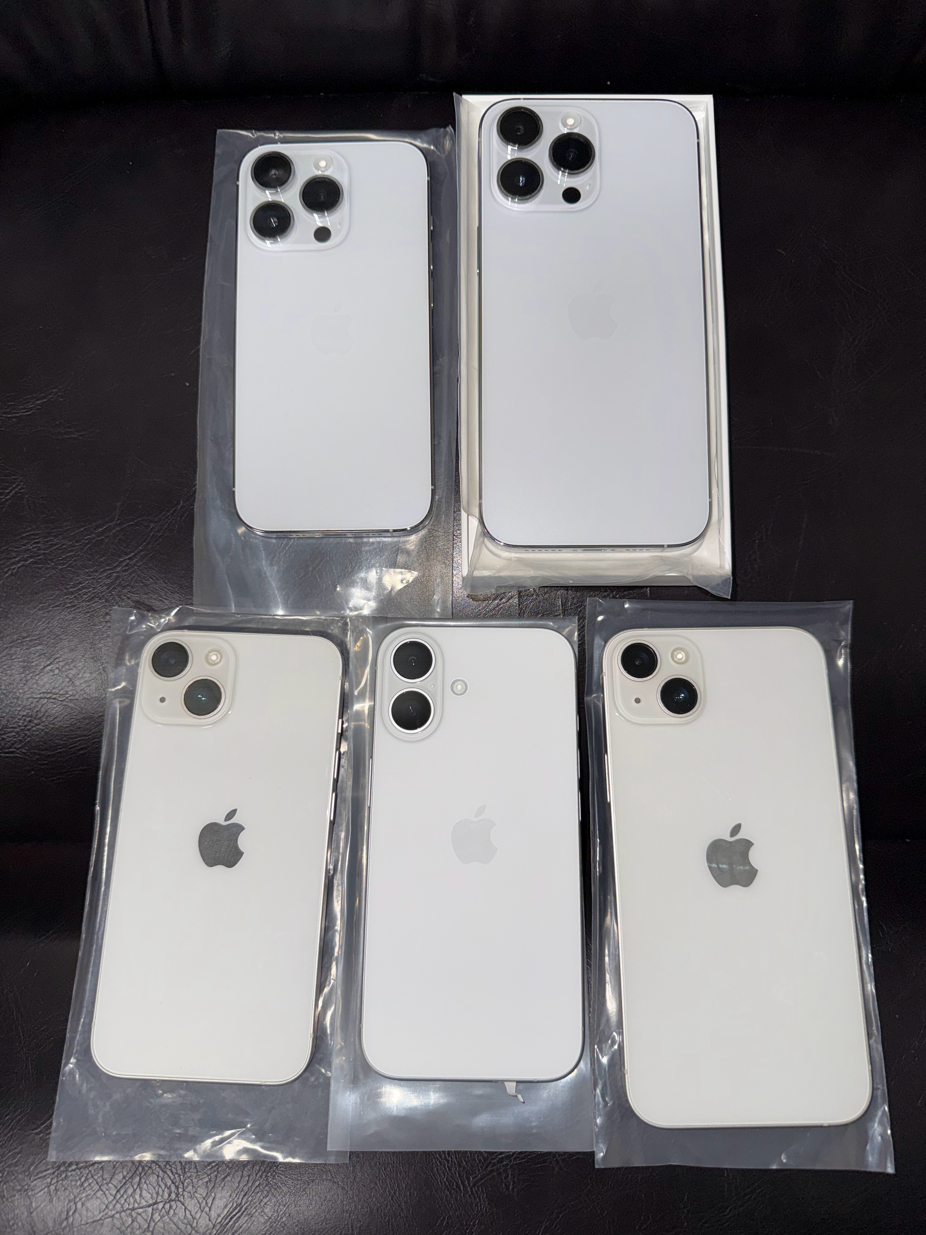 买iPhone不知道选什么颜色的，都闭眼买白色永不过时，毕竟今年17Pro系列把