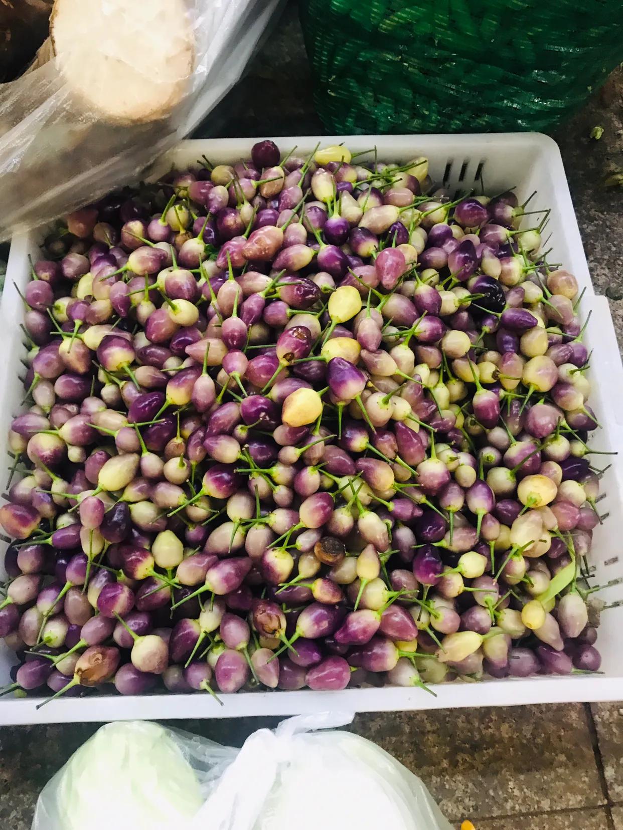 云南的蔬菜品种果然是千奇百怪！

这看起来有点像葡萄的东西非常好看，但它不是水果