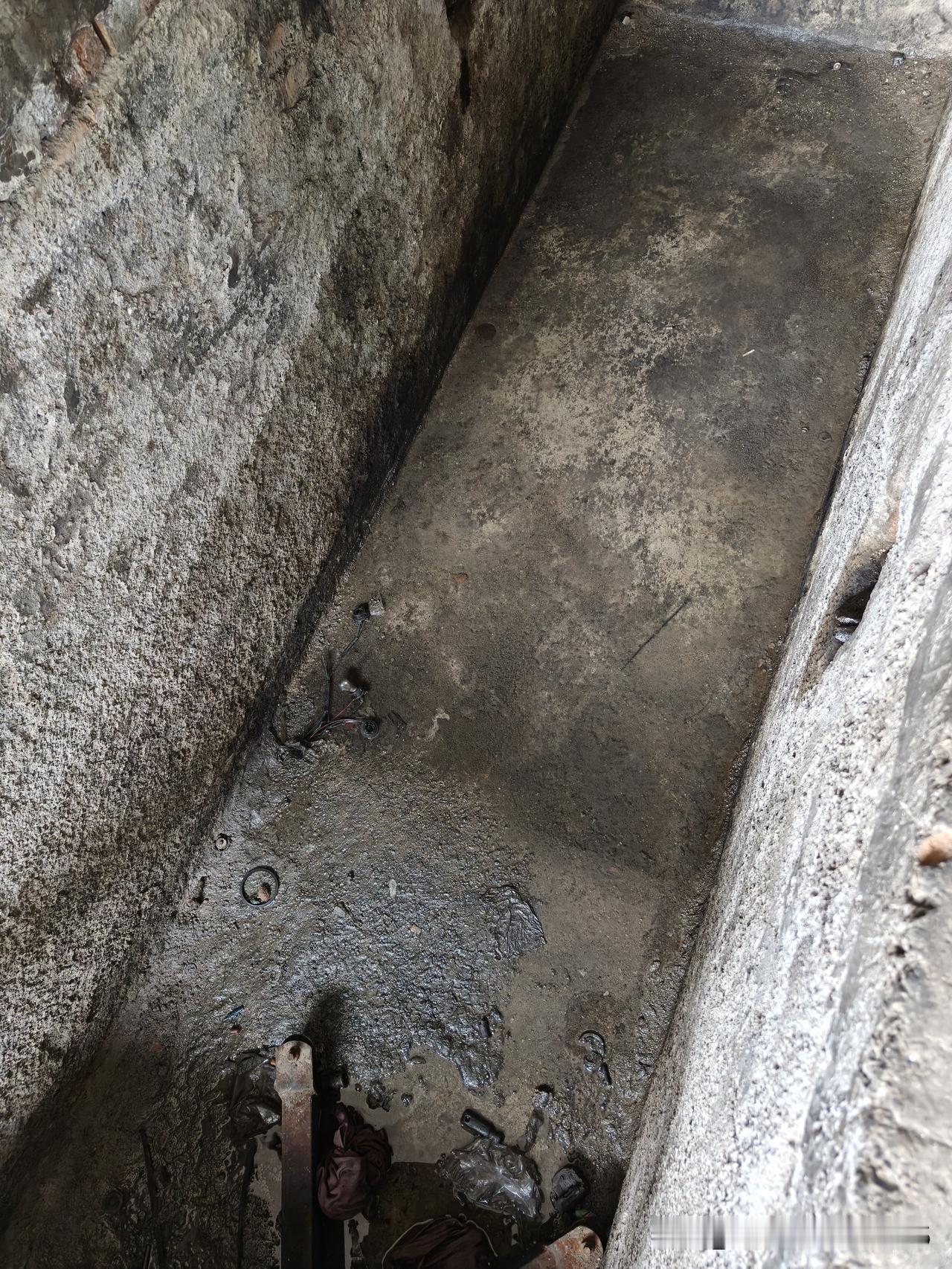 刚下完一场大暴雨，屋里地沟直接灌满积水，地上到处湿漉漉的。排水根本排不出去，踩上