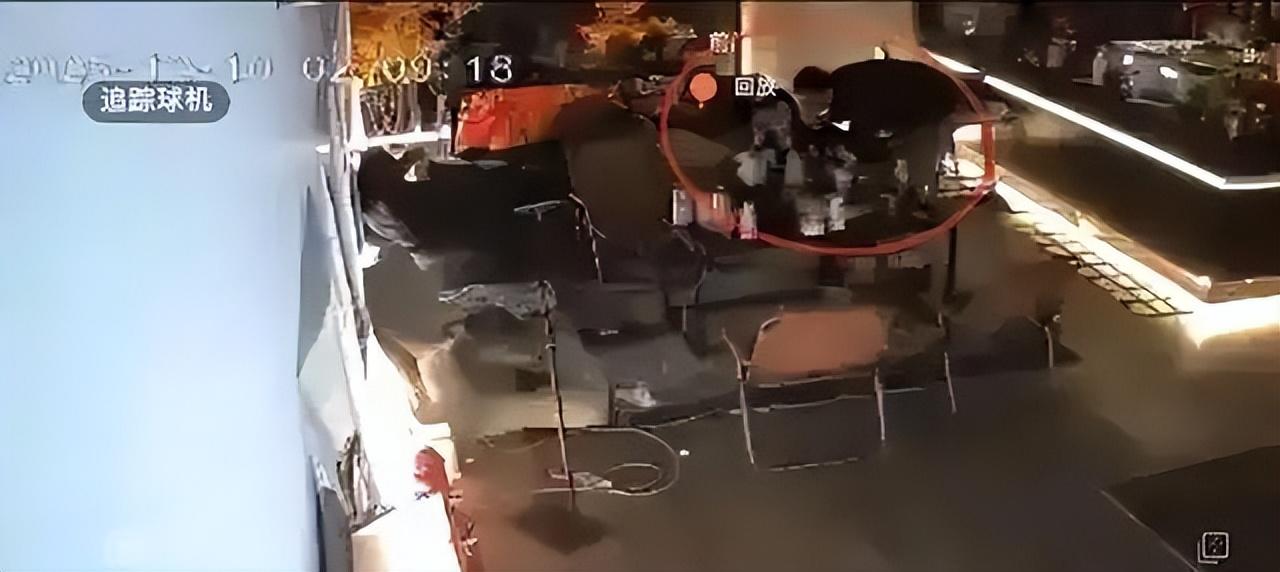 趁顾客离座，17岁女店员猛倒96度伏特加！喝下后喷射呕吐，谁担责 
 
这件事最