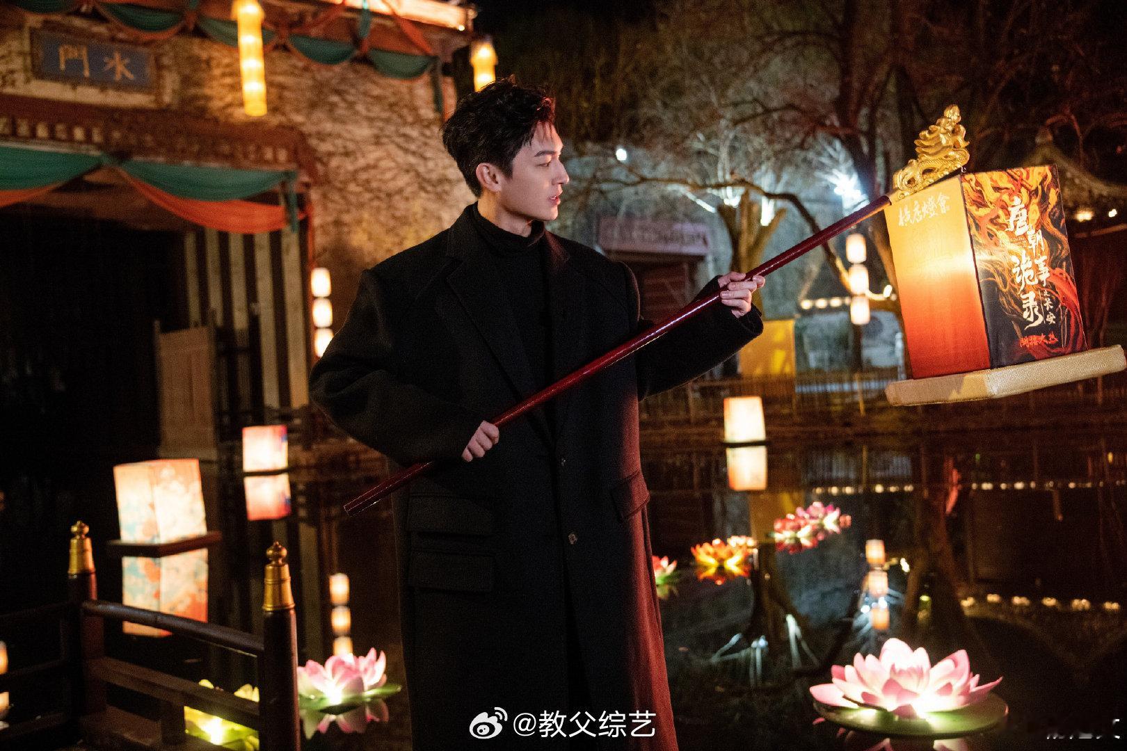 杨旭文放河灯祈愿唐诡大爆  在这浪漫的横店夜空下，杨旭文以卢凌风的身份放河灯，祈