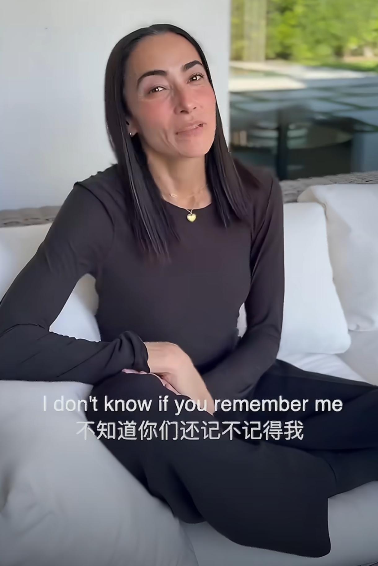 48岁，隐退13年，素颜，复出。

吴彦祖的妻子Lisa S.，这次是真的回来了
