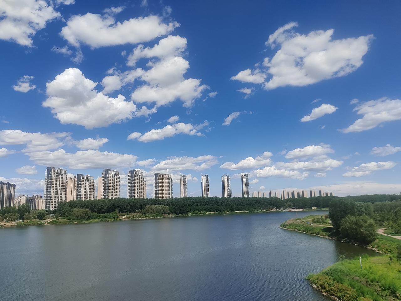 这张图完美呈现了雨过天晴后的美好，空气仿佛都带着甜味，让人看了心情瞬间就变好了～