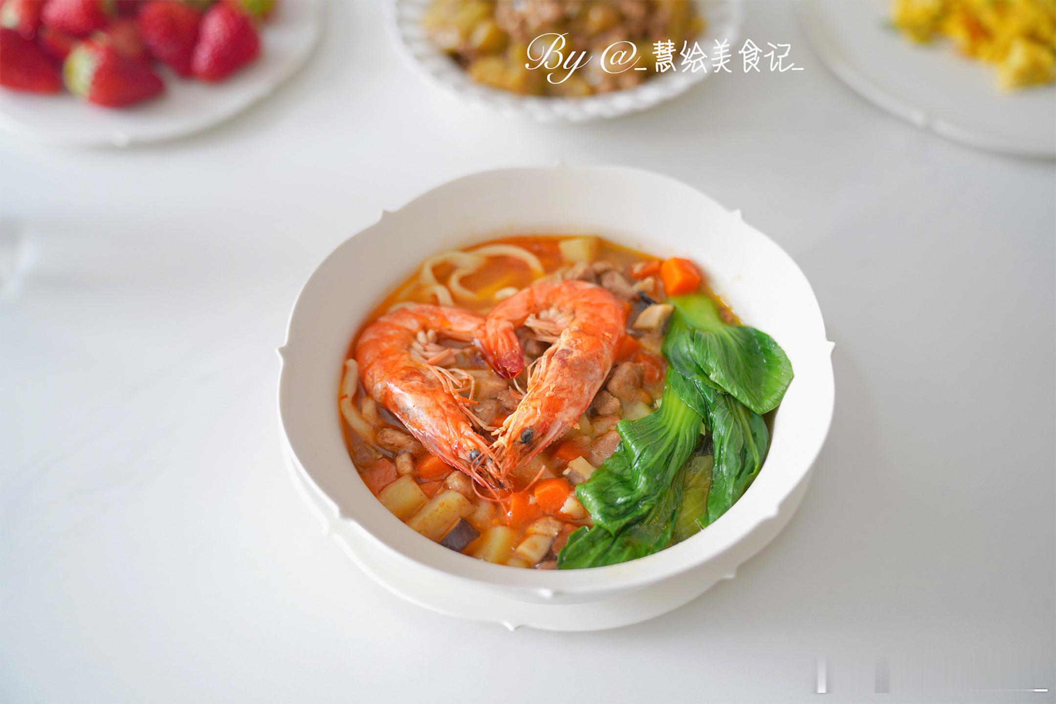 周二早午餐🍜昨天剩了些汤底，今早继续煮面吃，还有茉莉花炒鸡蛋、肉末茄子、草莓~