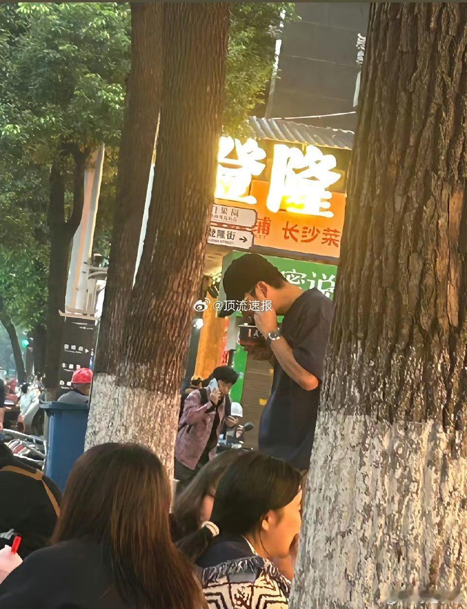 周兴哲录声生不息在路边狂炫臭干子声生不息 周兴哲的长沙初体验：沉迷臭干子无法自拔