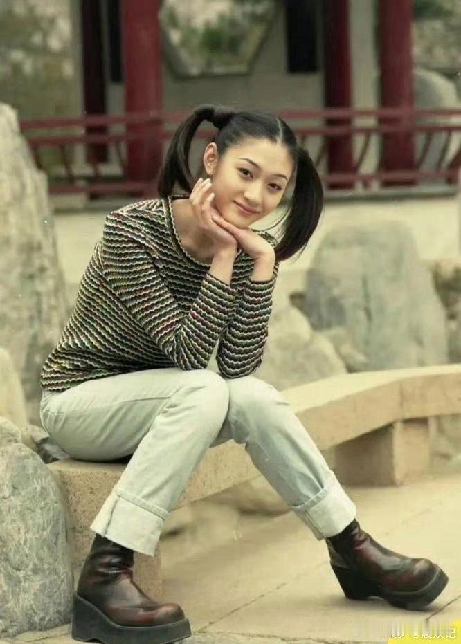 年轻时扎着双马尾的李小冉，总觉得她这个双马尾怪怪的。 ​​​