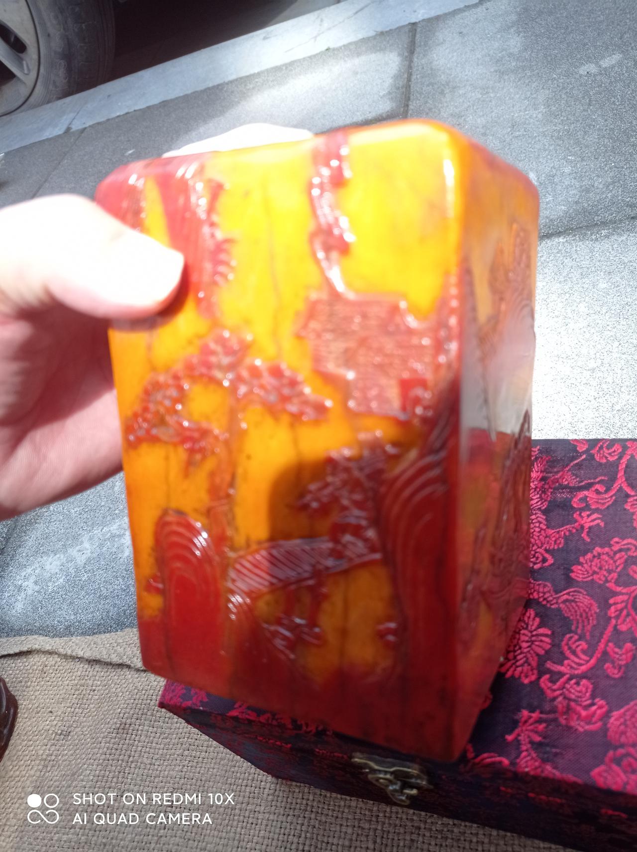 寿山超大硬田黄王美品印章，堪称艺术品中的极致之作！
田黄石本就价值连城，这枚超大