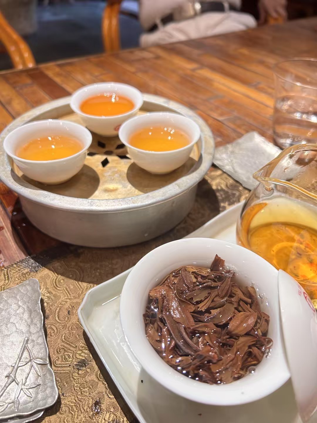茶道  室外是湿漉漉的混乱，室内是干燥的秩序。在茶室里，连呼吸都自带过滤系统。不