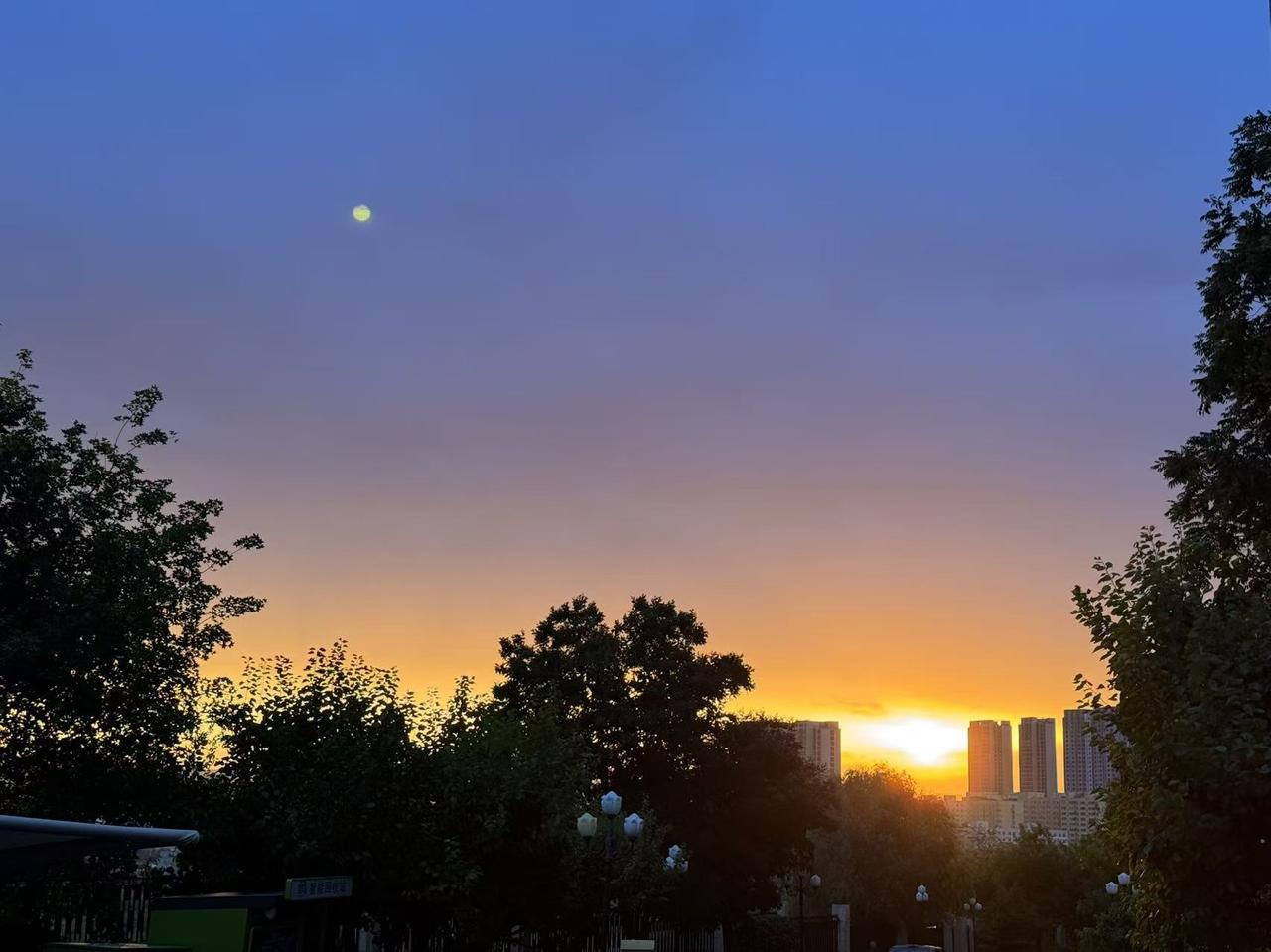 太原东山俯瞰市区，落日熔金，余晖漫染天际。