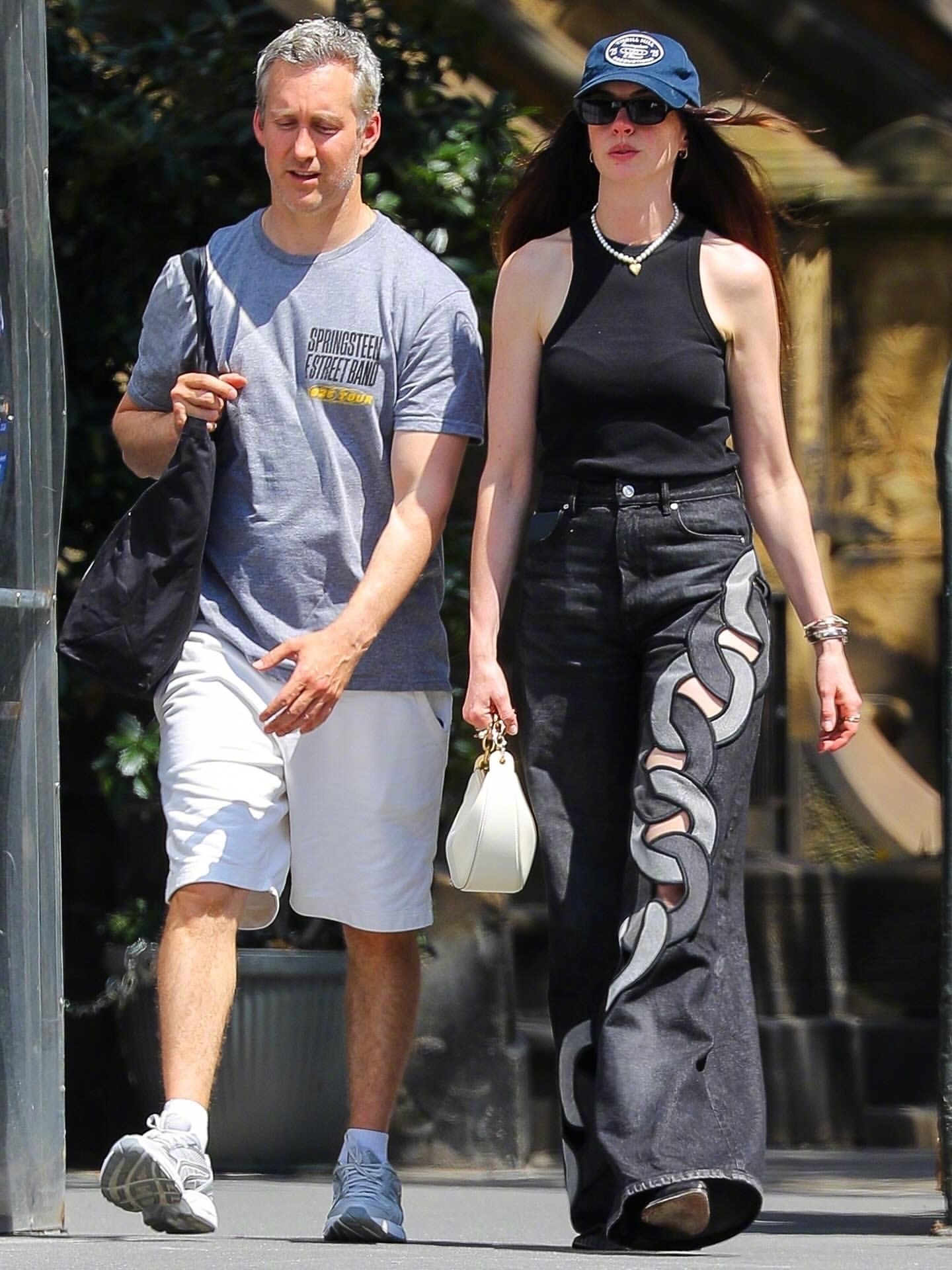 安妮·海瑟薇（Anne Hathaway）身穿 Area 链条镂空牛仔裤现身纽约