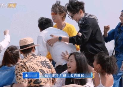 王鹤棣带客栈全员抬咖喜欢群像的真的有福了！客栈这段抬车看得人热血沸腾！亲爱的客栈