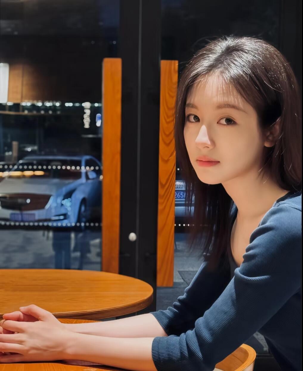 李兰迪皮衣穿出芭比感怎么她一下子就变这么美了给人一种安静又坦然的感觉 