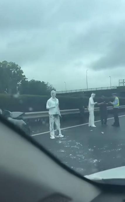 雨天高速开车，真的什么离谱场面都能遇上。
路过沈海高速一段互通的时候，远远就看见