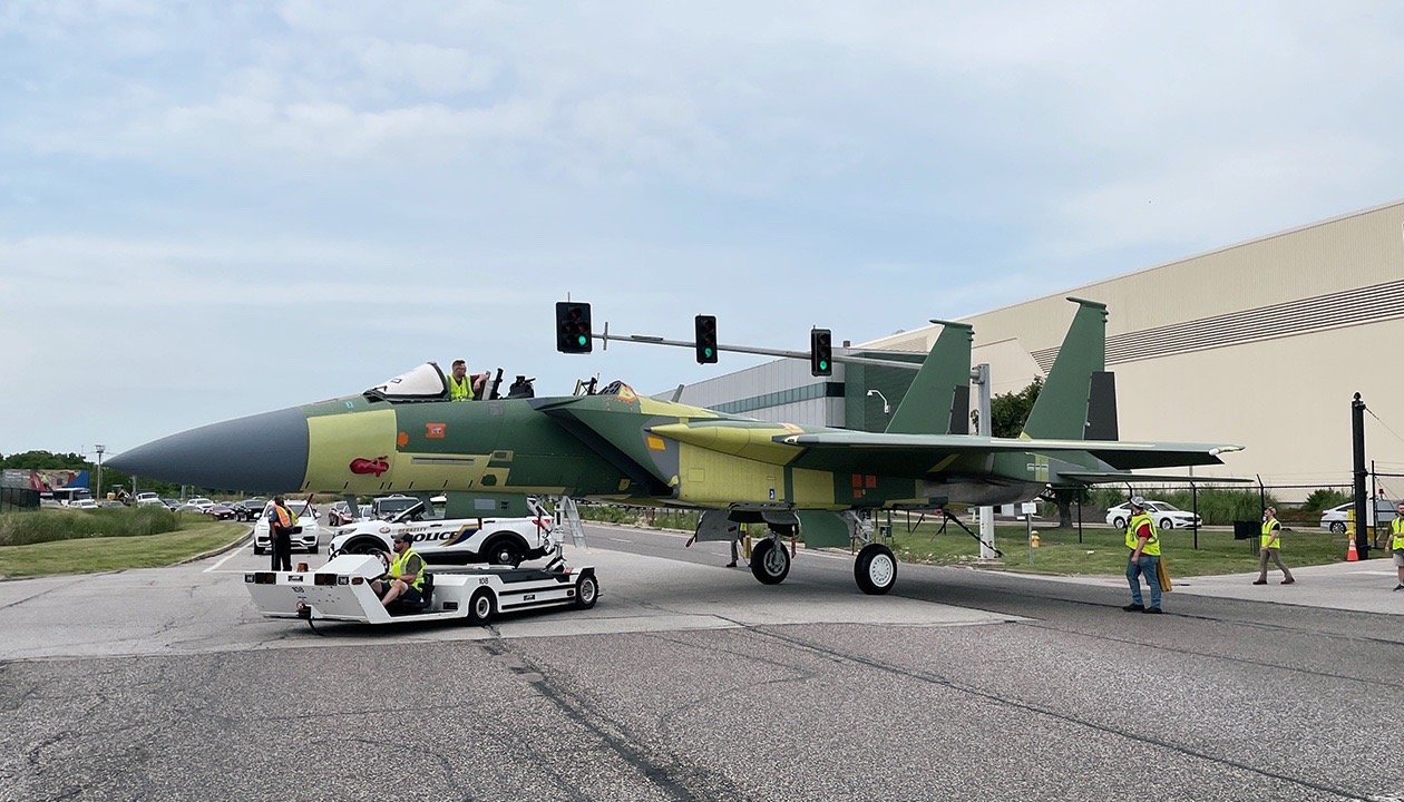 #航空新视野[超话]# 美国空军第3架F-15EX战斗机下线了 同级别的歼-16