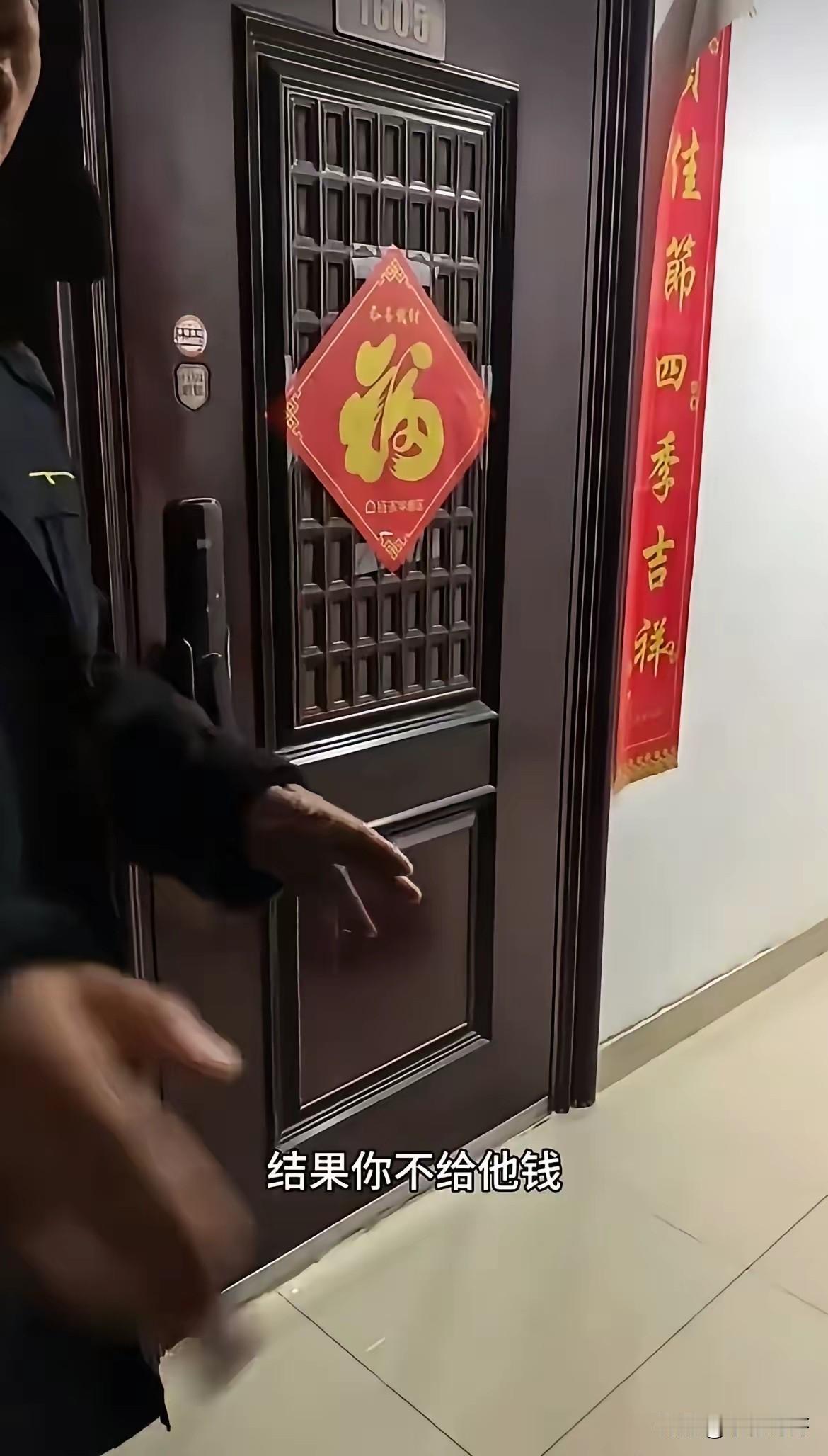 这个外国女子，现在估计肠子都悔青了！

她后悔的不是叫了开锁服务，也不是身上钱不