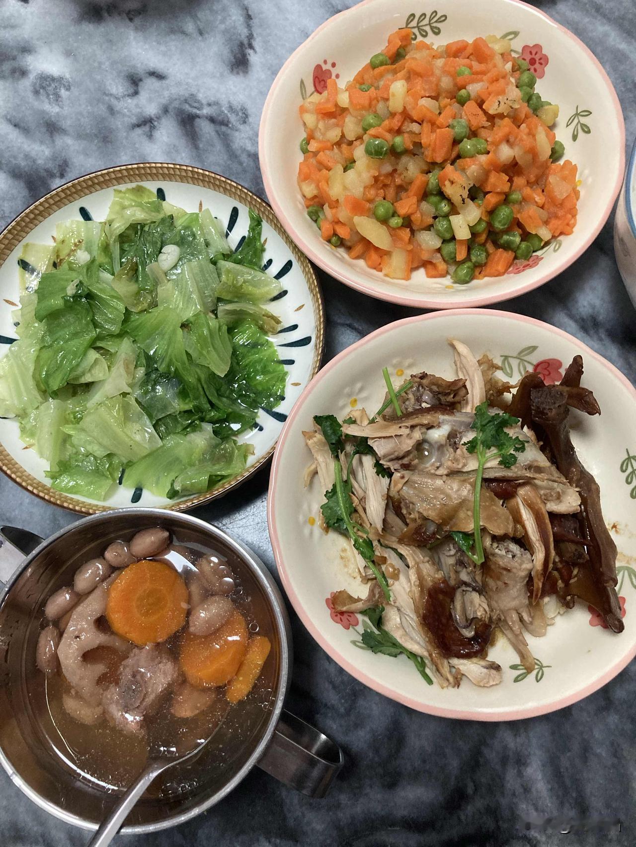 10分钟搞定一家人的午餐，三菜一汤，宝宝都爱吃。

秋天怎么可能没有藕汤呢？秋日