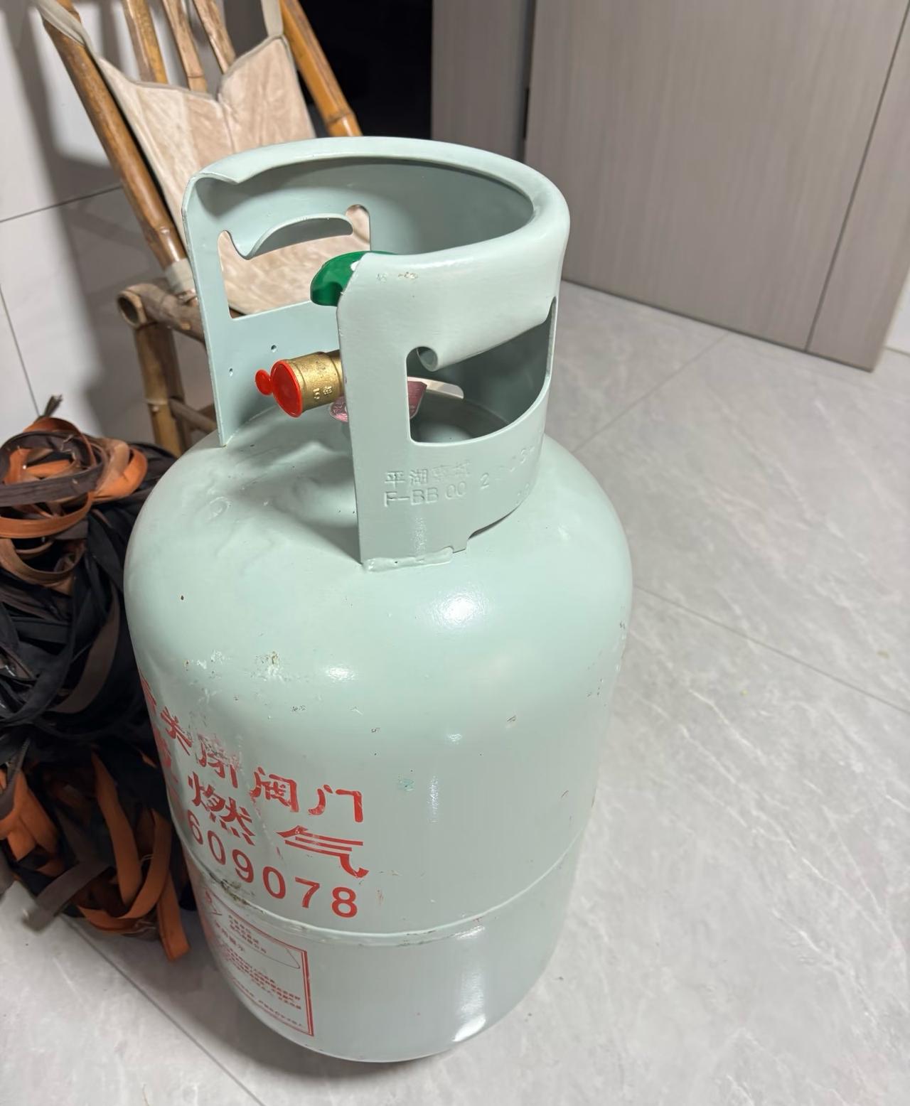 液化气飞涨

液化气飞涨啊，都要 150 一罐了。春分前几天我去充120，春分去