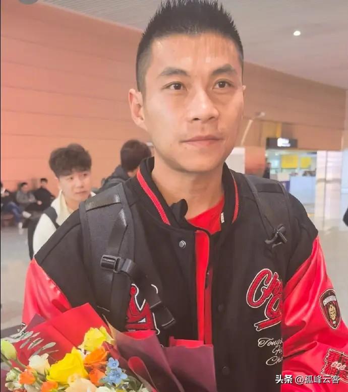 年逾四旬黄希扬助力铜梁龙冲超成功，深情表示如果需要他可以随时为球队继续征战！
作