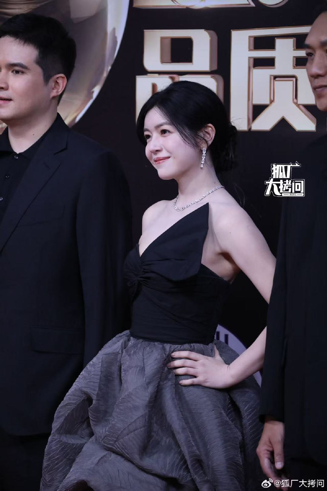 陈妍希蝴蝶结抹胸裙 白鹿卢昱晓陈妍希生镜头 被陈妍希这套黑灰单肩礼服狠狠拿捏了！