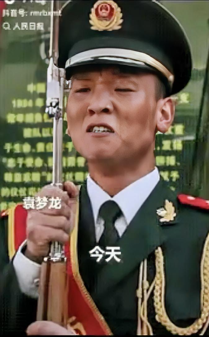 泪目了，近日，在北京，一名武警仪仗兵袁梦龙，在退役仪式上将陪伴他5年的礼宾枪交到